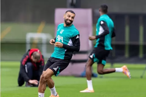 "كرة التنس وابتسامة صلاح".. لقطات من تدريب ليفربول قبل رحلة فرانكفورت (صور)